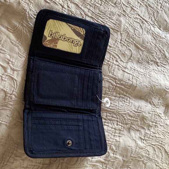 BILLABONG Vintage bundle, 2 tanks & wallet - Picture 3 of 3